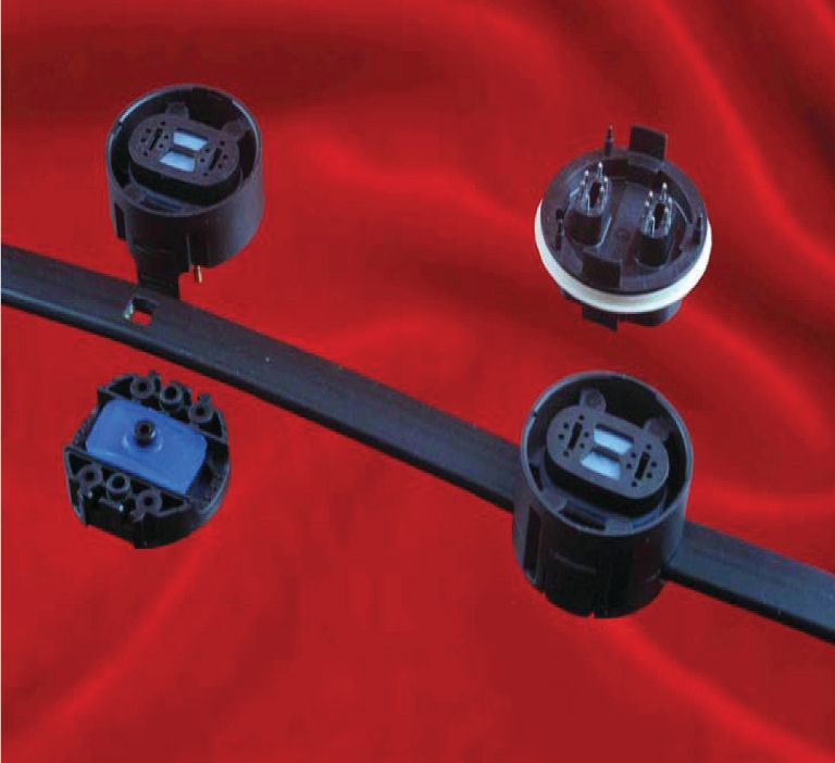 マルチドロップ防水型コネクター&ケーブルシステム 左：終端処理前のトップ&ベースハウジング 右：上がプラグ型防水コネクター、下は4芯フラットケーブルで終端処理したハウジング