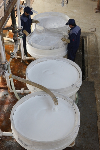中国でチオエステル酸化防止剤を製造するSongwon Baifu Chemical社は、一貫生産体制によって年産8,000トンのチオエステル酸化防止剤を製造しており、この製造能力は世界トップレベルである。（写真提供：松原産業）