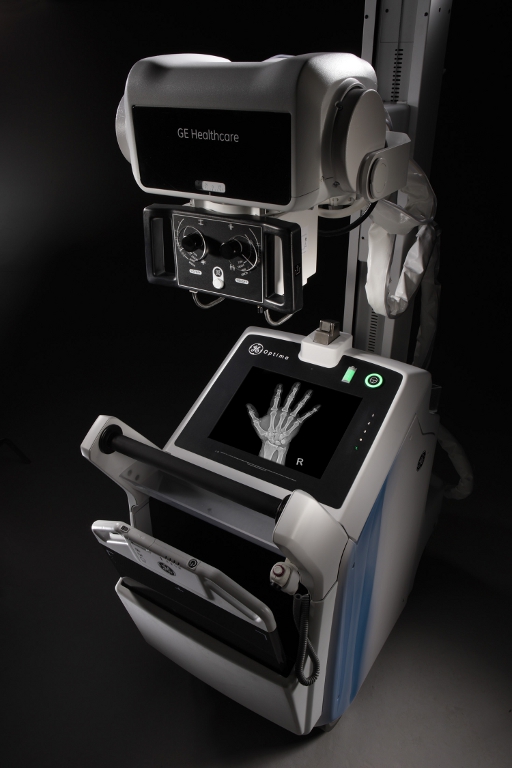 SABICイノベーティブプラスチックスのValox*およびXylex*樹脂を採用したGEヘルスケアの最新「Optima XR220amz1」移動式X線装置の筐体と備品収納ケース。