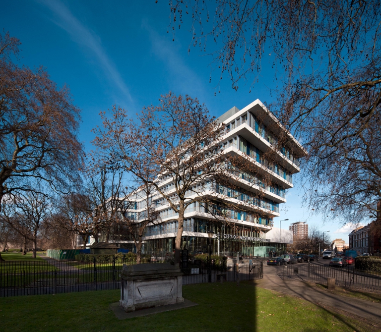 SABICのLexan* Exell* D PCシートで作られた遮光パネルを使用したウエストミンスター市立大学の新しいパディントングリーンキャンパス (撮影：Adam Mork)