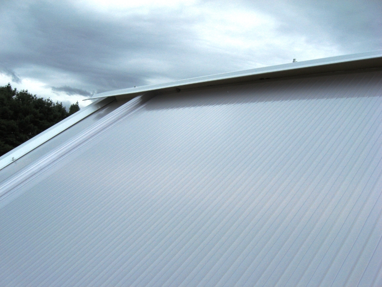 SABICがAmeriLux Internationalと共同開発したLexapanel*ポリカーボネートシートのはぜ継ぎ技術により実現する半透明の屋根