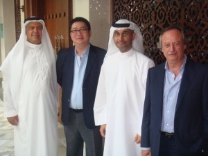 左から右に： ハムダン・アル・ハムダン - パンガルフホールディング取締役、 朴 鍾昊（パク・ジョンホー） - Songwonグループ会長兼CEO、 モハメド・アル・ムヘイリー - ポリシスインダストリー創設者兼マネージングディレクター、 マウリツィオ・ブッティ - SongwonグループCOO （写真提供: 松原産業株式会社）