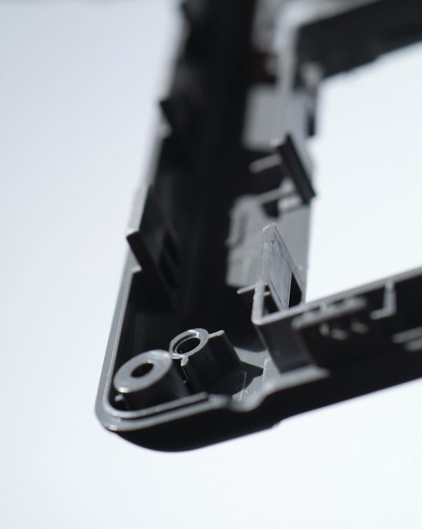 コンピューター筐体用途に最適なSABICのLexan* CFR樹脂