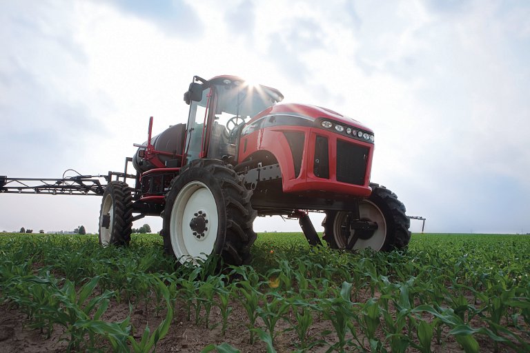 SABICのLexan*およびCycoloy*樹脂を使用したEquipment Technologies社のApache農業用噴霧機のボンネット