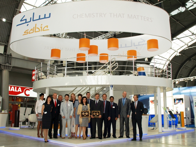 Best Stand Design賞とValox iQ*樹脂に対するBest Material Ingenuity賞を掲げるSABIC経営陣