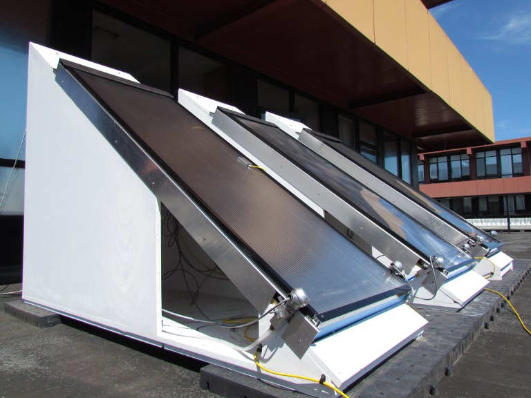 アムステルダム自由大学の屋上に設置された試験用パネル （写真: VU University Amsterdam (VU), PR208）