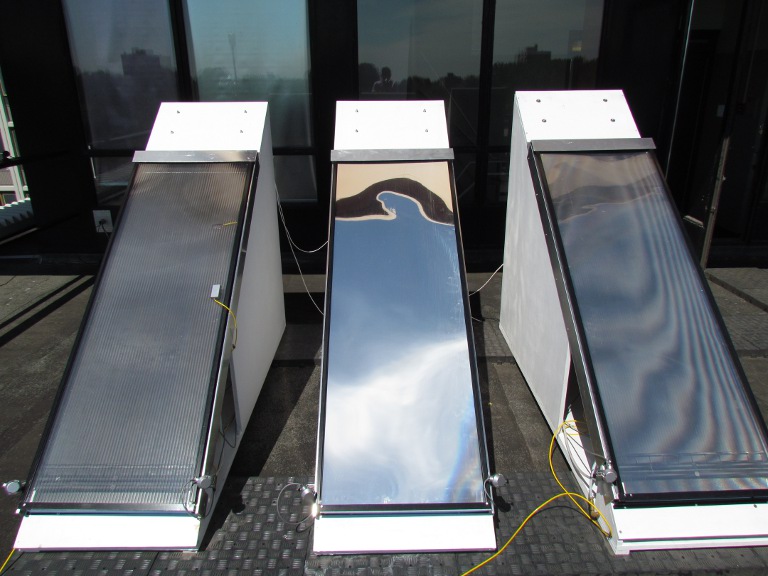 アムステルダム自由大学の屋上に設置された試験用パネル （写真: VU University Amsterdam (VU), PR208）