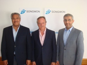 左から右に: ハリド・アル・ハムダン - パンガルフホールディング、マネージング・ディレクター /マウリツィオ・ブッティ - SongwonグループのCOO 兼 執行委員会メンバー /モハメド・アル・ムヘイリー - ポリシスインダストリー会長 (写真提供: 松原産業株式会社)