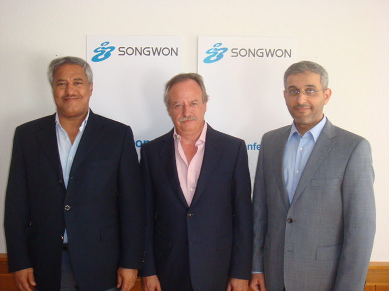 左から右に： ハリド・アル・ハムダン - パンガルフホールディング、マネージング・ディレクター /マウリツィオ・ブッティ - SongwonグループのCOO 兼 執行委員会メンバー /モハメド・アル・ムヘイリー - ポリシスインダストリー会長 （写真提供: 松原産業株式会社）