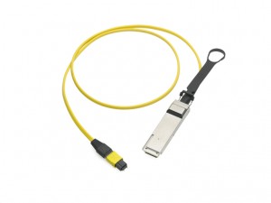 QSFP+ アクティブ光ケーブル