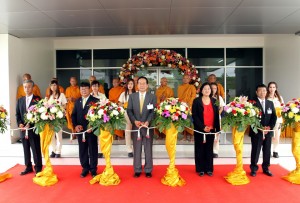 開業式典のテープカット