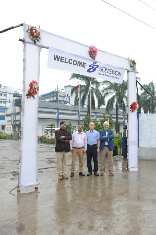 左から: アシシュ・パンデー、パノリ工場ジェネラルマネージャー；レッシュ・メサ、 Songwon Specialty Chemicalsインド管理責任者；ビョンス・ブ、製造副社長及びSongwon Industrialグループの執行役員；ジャコモ・サッセ-リ、製造技術副社長及び Songwon Industrialグループの執行役員