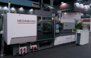  日精ブースでの実演の様子