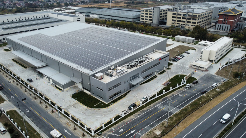 竣工した海塩工場の外観